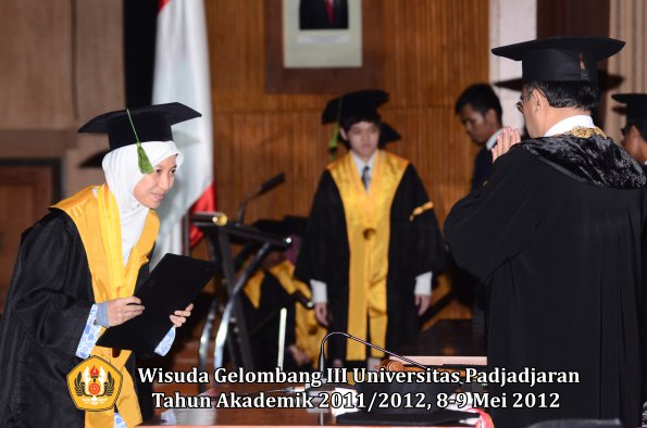 wisuda-unpad-gel-iii-2011_2012-fakultas-kedokteran-oleh-rektor-166