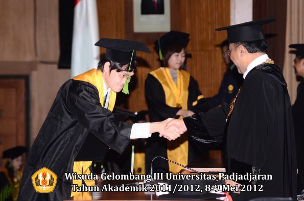 wisuda-unpad-gel-iii-2011_2012-fakultas-kedokteran-oleh-rektor-167