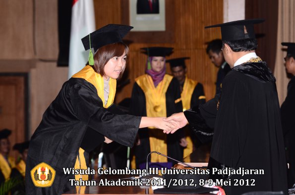 wisuda-unpad-gel-iii-2011_2012-fakultas-kedokteran-oleh-rektor-168