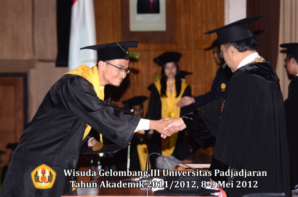 wisuda-unpad-gel-iii-2011_2012-fakultas-kedokteran-oleh-rektor-171