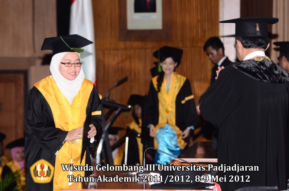 wisuda-unpad-gel-iii-2011_2012-fakultas-kedokteran-oleh-rektor-173