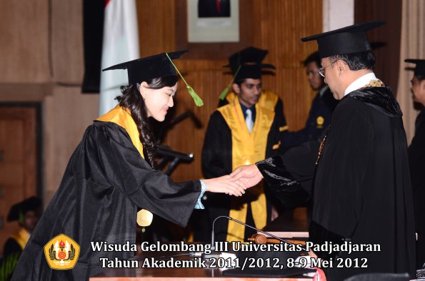 wisuda-unpad-gel-iii-2011_2012-fakultas-kedokteran-oleh-rektor-174