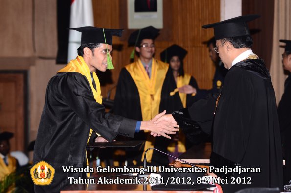 wisuda-unpad-gel-iii-2011_2012-fakultas-kedokteran-oleh-rektor-175