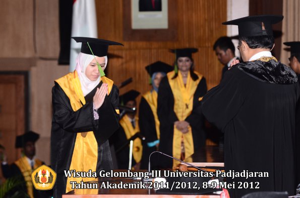 wisuda-unpad-gel-iii-2011_2012-fakultas-kedokteran-oleh-rektor-178