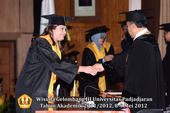 wisuda-unpad-gel-iii-2011_2012-fakultas-kedokteran-oleh-rektor-179