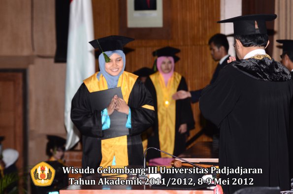 wisuda-unpad-gel-iii-2011_2012-fakultas-kedokteran-oleh-rektor-180