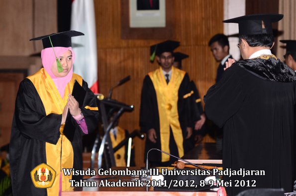 wisuda-unpad-gel-iii-2011_2012-fakultas-kedokteran-oleh-rektor-181