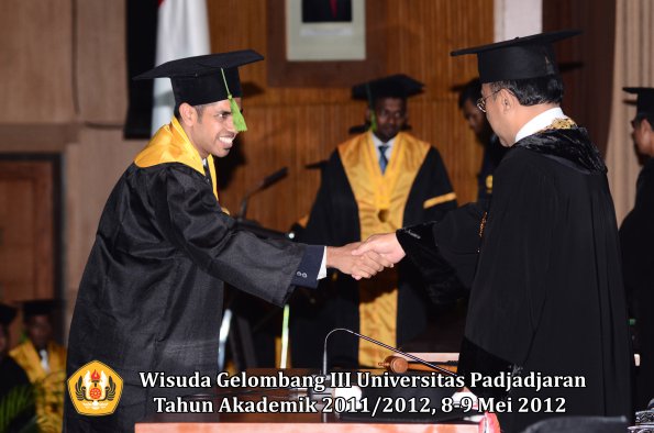 wisuda-unpad-gel-iii-2011_2012-fakultas-kedokteran-oleh-rektor-182