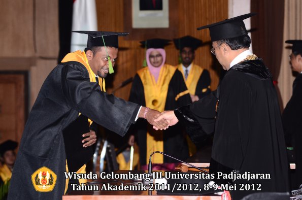 wisuda-unpad-gel-iii-2011_2012-fakultas-kedokteran-oleh-rektor-183