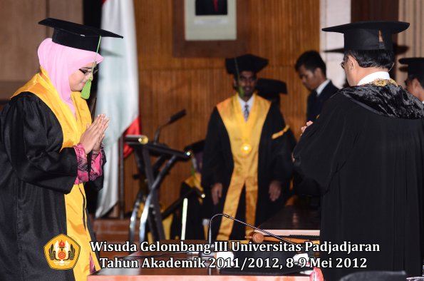 wisuda-unpad-gel-iii-2011_2012-fakultas-kedokteran-oleh-rektor-184