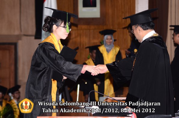 wisuda-unpad-gel-iii-2011_2012-fakultas-kedokteran-oleh-rektor-186