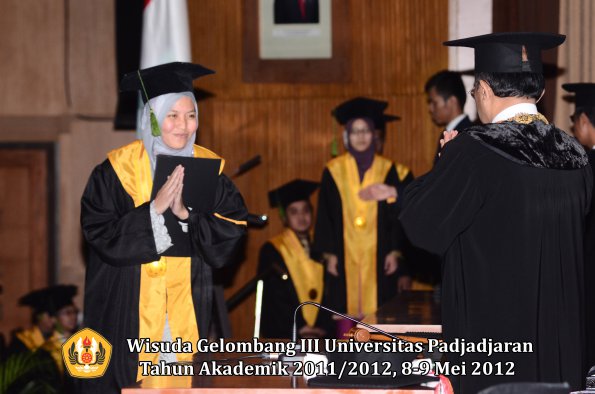 wisuda-unpad-gel-iii-2011_2012-fakultas-kedokteran-oleh-rektor-187