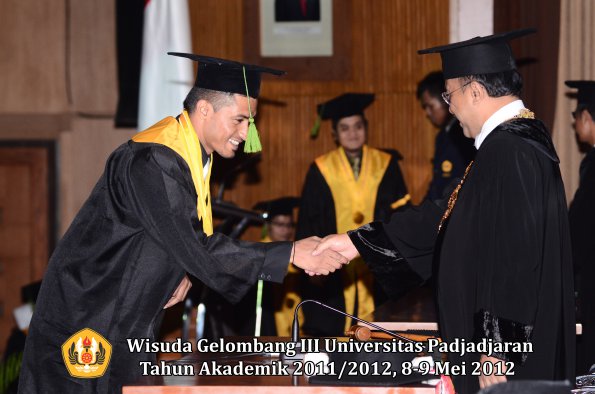 wisuda-unpad-gel-iii-2011_2012-fakultas-kedokteran-oleh-rektor-189