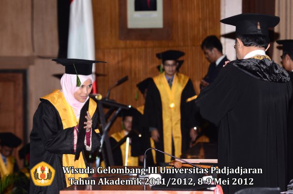 wisuda-unpad-gel-iii-2011_2012-fakultas-kedokteran-oleh-rektor-191