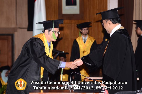 wisuda-unpad-gel-iii-2011_2012-fakultas-kedokteran-oleh-rektor-192