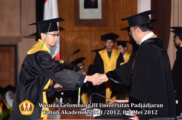 wisuda-unpad-gel-iii-2011_2012-fakultas-kedokteran-oleh-rektor-193