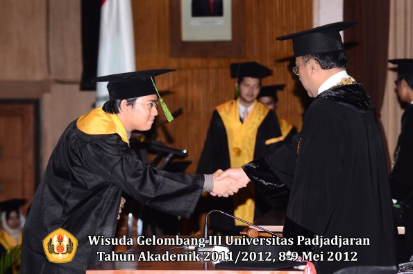 wisuda-unpad-gel-iii-2011_2012-fakultas-kedokteran-oleh-rektor-194