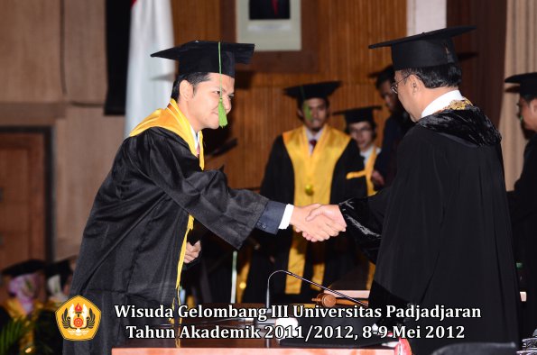 wisuda-unpad-gel-iii-2011_2012-fakultas-kedokteran-oleh-rektor-195