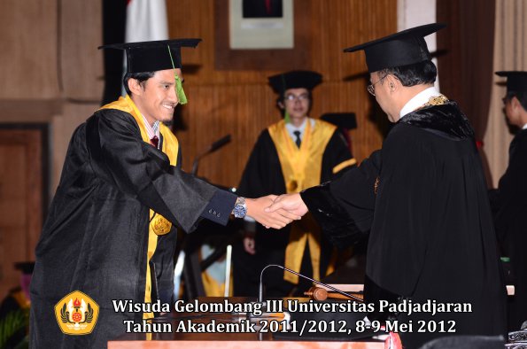 wisuda-unpad-gel-iii-2011_2012-fakultas-kedokteran-oleh-rektor-196