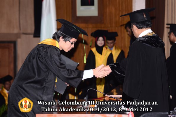 wisuda-unpad-gel-iii-2011_2012-fakultas-kedokteran-oleh-rektor-197