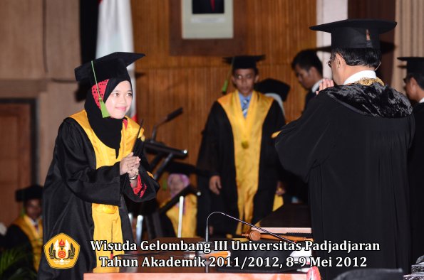 wisuda-unpad-gel-iii-2011_2012-fakultas-kedokteran-oleh-rektor-198