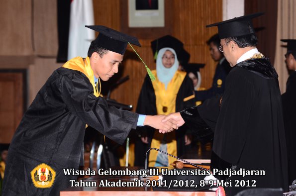 wisuda-unpad-gel-iii-2011_2012-fakultas-kedokteran-oleh-rektor-199