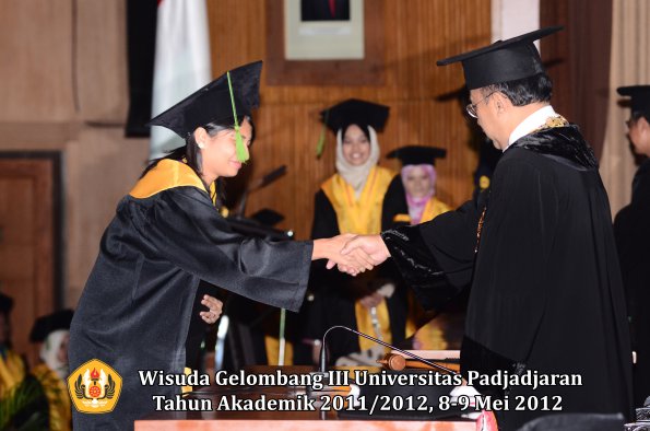 wisuda-unpad-gel-iii-2011_2012-fakultas-kedokteran-oleh-rektor-201