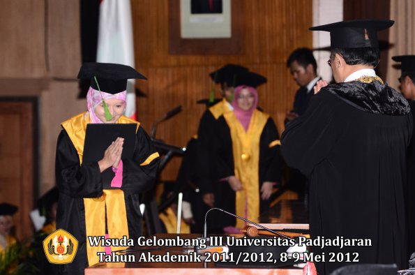 wisuda-unpad-gel-iii-2011_2012-fakultas-kedokteran-oleh-rektor-203