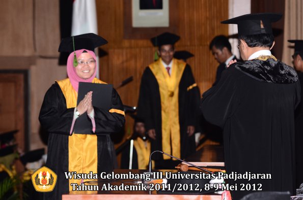 wisuda-unpad-gel-iii-2011_2012-fakultas-kedokteran-oleh-rektor-204