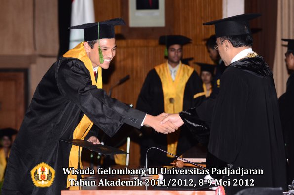 wisuda-unpad-gel-iii-2011_2012-fakultas-kedokteran-oleh-rektor-205