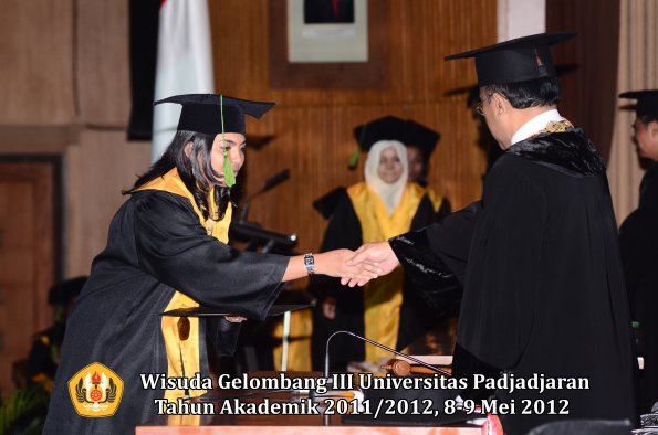 wisuda-unpad-gel-iii-2011_2012-fakultas-kedokteran-oleh-rektor-208