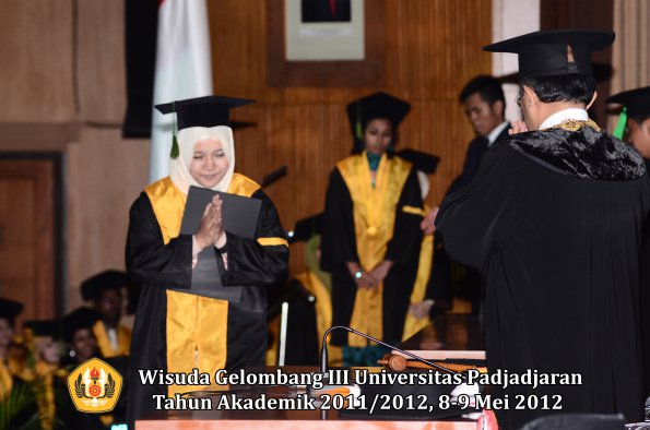 wisuda-unpad-gel-iii-2011_2012-fakultas-kedokteran-oleh-rektor-209