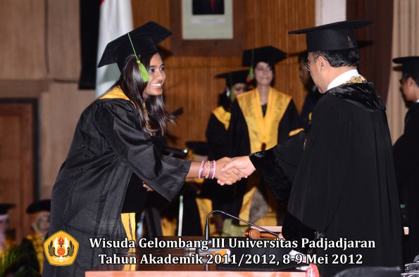 wisuda-unpad-gel-iii-2011_2012-fakultas-kedokteran-oleh-rektor-213