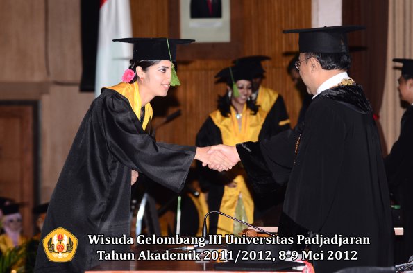 wisuda-unpad-gel-iii-2011_2012-fakultas-kedokteran-oleh-rektor-214