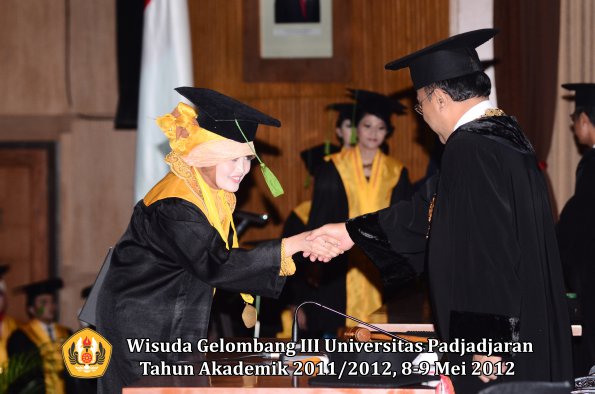 wisuda-unpad-gel-iii-2011_2012-fakultas-kedokteran-oleh-rektor-217