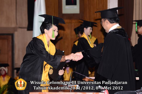 wisuda-unpad-gel-iii-2011_2012-fakultas-kedokteran-oleh-rektor-218