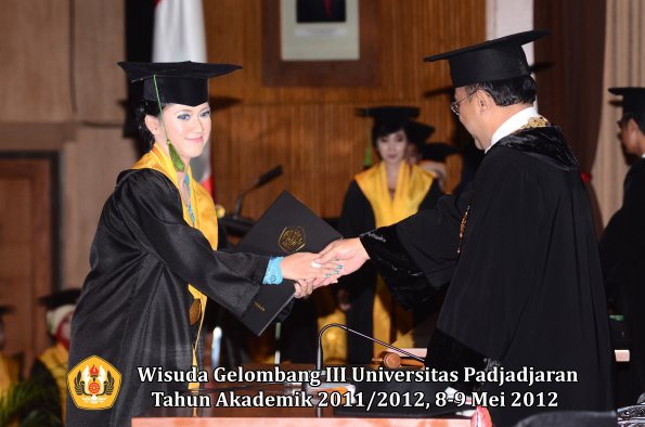 wisuda-unpad-gel-iii-2011_2012-fakultas-kedokteran-oleh-rektor-219