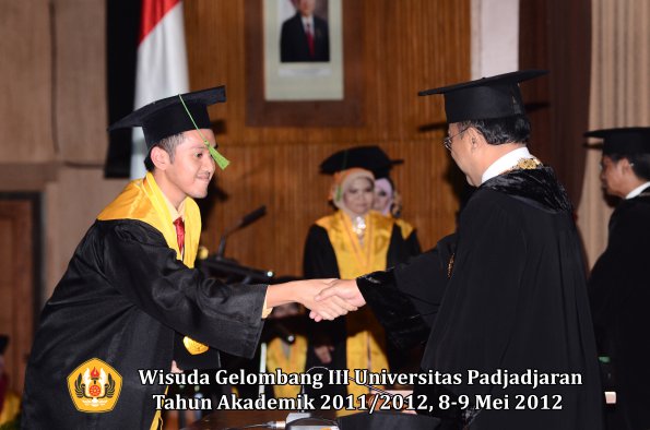 wisuda-unpad-gel-iii-2011_2012-fakultas-kedokteran-oleh-rektor-221