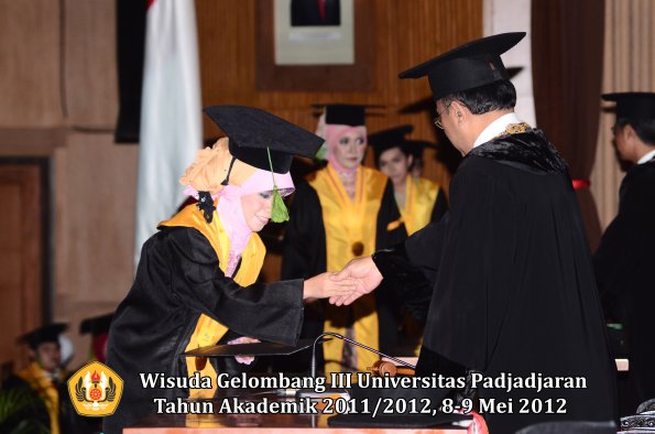 wisuda-unpad-gel-iii-2011_2012-fakultas-kedokteran-oleh-rektor-223