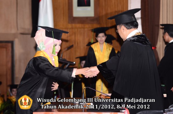 wisuda-unpad-gel-iii-2011_2012-fakultas-kedokteran-oleh-rektor-224