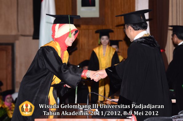 wisuda-unpad-gel-iii-2011_2012-fakultas-kedokteran-oleh-rektor-227