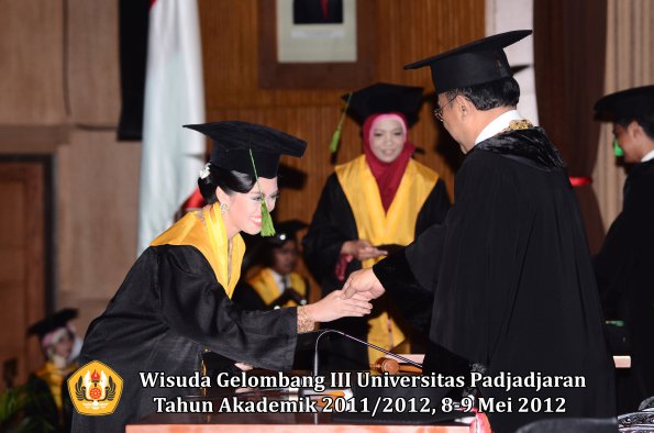 wisuda-unpad-gel-iii-2011_2012-fakultas-kedokteran-oleh-rektor-229