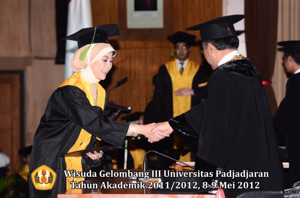 wisuda-unpad-gel-iii-2011_2012-fakultas-kedokteran-oleh-rektor-233