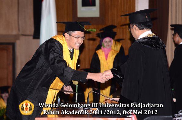 wisuda-unpad-gel-iii-2011_2012-fakultas-kedokteran-oleh-rektor-234