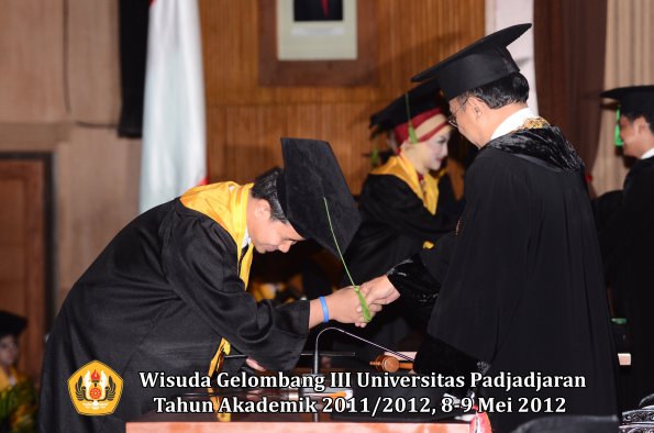 wisuda-unpad-gel-iii-2011_2012-fakultas-kedokteran-oleh-rektor-238