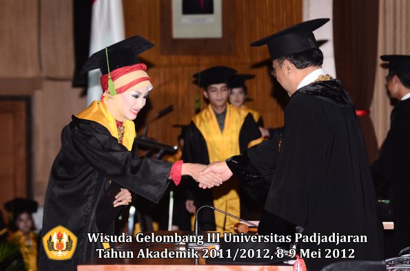 wisuda-unpad-gel-iii-2011_2012-fakultas-kedokteran-oleh-rektor-239