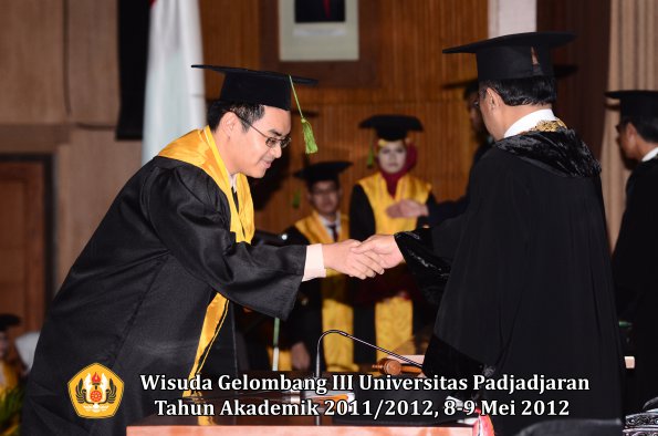 wisuda-unpad-gel-iii-2011_2012-fakultas-kedokteran-oleh-rektor-243