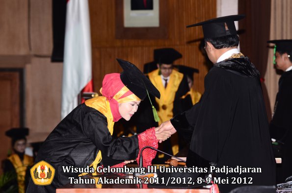 wisuda-unpad-gel-iii-2011_2012-fakultas-kedokteran-oleh-rektor-244