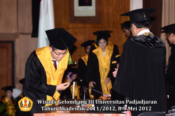 wisuda-unpad-gel-iii-2011_2012-fakultas-kedokteran-oleh-rektor-245