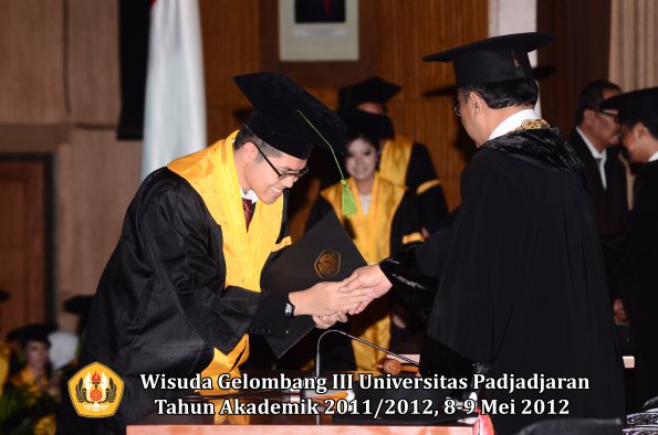 wisuda-unpad-gel-iii-2011_2012-fakultas-kedokteran-oleh-rektor-246